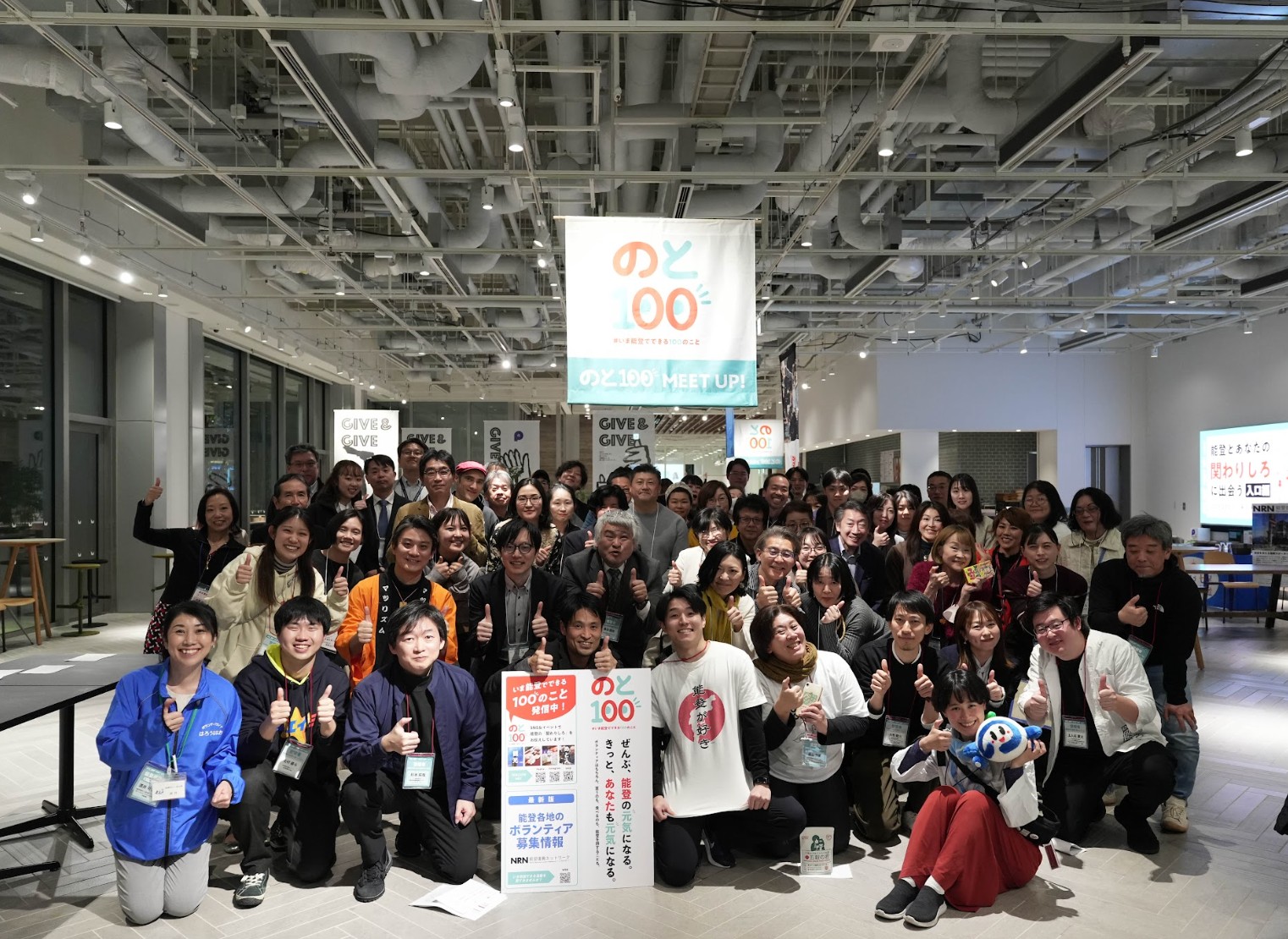 2人、群衆、テキストの画像のようです